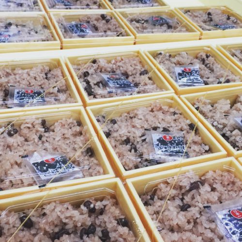 お寺さんのお祝い注文 薩喜庵のお赤飯 高槻で和菓子を購入するなら丁寧に炊いた自家製餡子が人気の薩喜庵